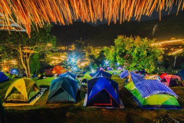 Dağda kamp yapan turist Doi SureYa, Doi Inthanon, ChiangMai, Tayland 'da akşam sisli olur.