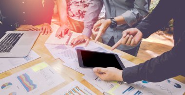 Girişim işi. İnsanlar ekonominin yukarı ve aşağı grafiğini tartışmak ve bir tablet üzerinde çalışmak için bir araya geldiler. Seçmeli Odaklanma