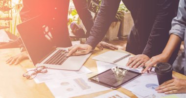 İş kurun. Insanlar ekonomi yukarı ve aşağı grafik tartışmak ve laptop üzerinde çalışmak için takım çalışma noktası. Seçici Odaklanma