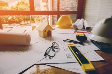 Konsept mimarlar, ekipman mimarları Ofiste bir planla, Vintage, Sunset ligth. seçici odaklanma