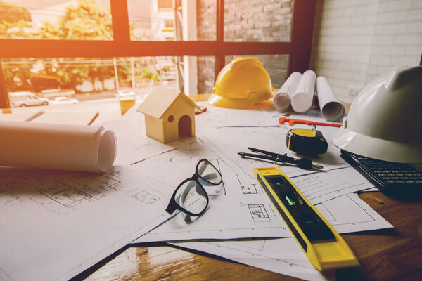 Концепция архитекторы, архитекторы оборудования На столе с чертежом в офисе, винтаж, закат ligth.elective Фокус