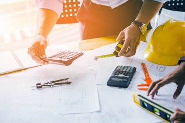 El ele tutuşan hesap makinesi, konsept mimarları, ekipman mimarları ofiste bir plan, Vintage, Sunset ligth. seçici odaklanma