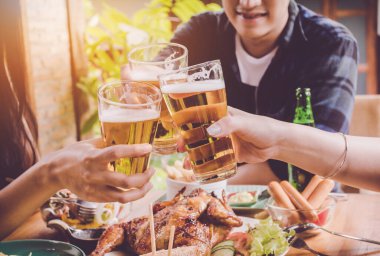 İki Asyalı kadın ve bira içen bir erkek. Grup kutlama partisi konsepti 