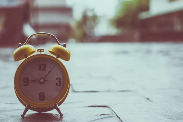 Reloj Despertador Amarillo Retro Con Nueve Cinco Minutos Estilo Antiguo — Foto de Stock