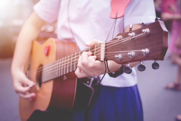 Close Dedo Meninas Uniforme Escolar Camisa Branca Saia Azul Guitarrista — Fotografia de Stock
