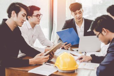 İş kurun. Toplantıya katılan erkekler grubu. 