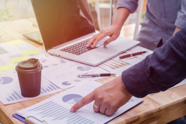 İş kurun. Insanlar ekonomi yukarı ve aşağı grafik tartışmak ve laptop üzerinde çalışmak için takım çalışma noktası. Seçici Odaklanma