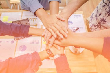 Yakın plan, El Grubu Asyalı iş adamı birlikte iki taraf için de faydalı bir iş ilişkisi yaratıyor. Ekonomi grafiği masaya yatırıldı, iş dünyası kuruldu