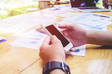 Erkeklerin elleri boş fotokopi alanı ile dokunaklı cep telefonlarını masadaki mesaj için kapat, Vintage tonu. Seçmeli odak