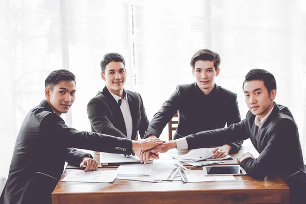 Puesta Marcha Business Asian Hombres Grupo Sentado Reunión — Foto de Stock