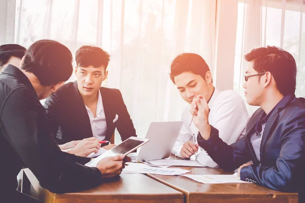 Puesta Marcha Business Asian Hombres Grupo Sentado Reunión — Foto de Stock