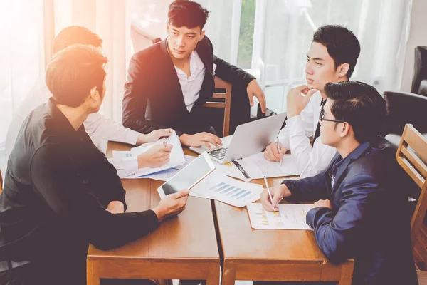 Hombre Asiático Reunión Sesión Grupo Para Discutir Gráfico Arriba Abajo — Foto de Stock