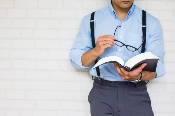 Meia Distância Close Homem Camisa Azul Segurando Livro Preto Bíblia — Fotografia de Stock