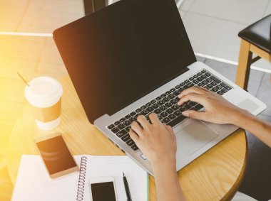 Kapatın. Günbatımı ve Seçici Odaklanma ile ağ kurulumu kavramını bağlayan dizüstü bilgisayar üzerinde çalışan adam.