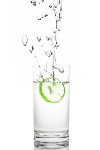 Salpicaduras Limón Vidrio Agua Aislado Sobre Fondo Blanco —  Fotos de Stock
