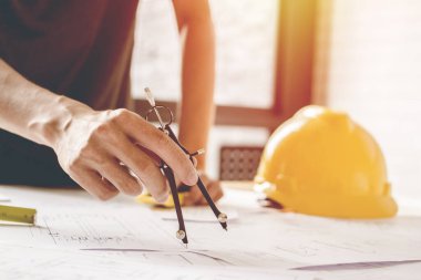 Konsept mimarlar, ekipman mimarları Ofiste bir planla, Vintage, Sunset ligth. seçici odaklanma