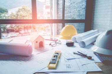 Konsept mimarlar, ekipman mimarları Ofiste bir planla, Vintage, Sunset ligth. seçici odaklanma