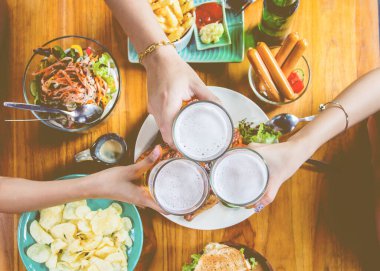 Üst Manzara, Kapatın ellerinizi, iki Asyalı kadın ve bir erkek. Bira içen adam gülümsüyor. Grup kutlama partisi mutlu yiyor, konsept yiyor..