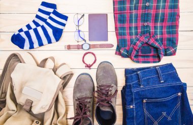 Ahşap arka planda günlük giysiler ve aksesuarlar.