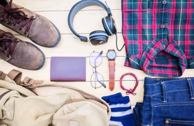 Ahşap arka planda günlük giysiler ve aksesuarlar.