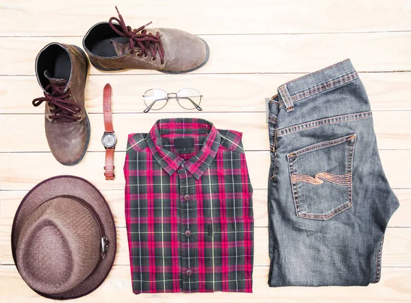 Lässige Kleidung Und Accessoires Auf Einem Hintergrund Aus Holz — Stockfoto
