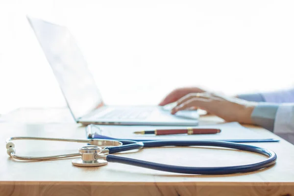 Läkare Som Arbetar Laptop Och Medicinsk Stetoskop Skrivbord Medicinsk Hälsoteknologi — Stockfoto