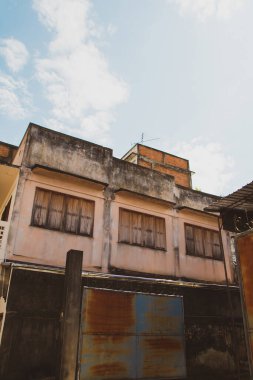 29 Mayıs 2020 tarihli film tahılları karantina, COVID-19 salgını, Tayland 'daki ev ya da banliyölerdeki farklı günlük yaşam koşullarının karizmatik ve özel coğrafi anlamını ifade eder.