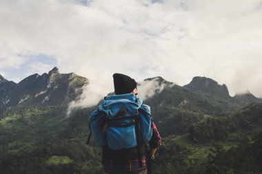 İskoç gömlekli ve siyah şapkalı Asyalı genç bulutların tepesinde dağ yürüyüşü ve dışarıda sis Hiker. Doi Luang Chiang Dao Chiangmai Eyaleti, Sabah.