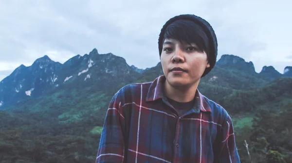 Jeune Homme Asiatique Chemise Écossaise Chapeau Noir Randonnée Sommet Montagne — Photo