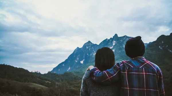 Couple Touriste Homme Femme Sommet Montagne Chemise Écossaise Chapeau Noir — Photo