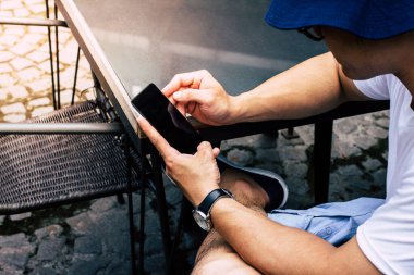 Smartphone dijital kullanan Asyalı turist. Metin mesajınız için boş ekran cep telefonu, Grafik Görüntüleme Konsepti, Açık Alan