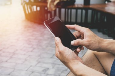 Smartphone dijital kullanan Asyalı turist. Metin mesajınız için boş ekran cep telefonu, Grafik Görüntüleme Konsepti, Açık Alan