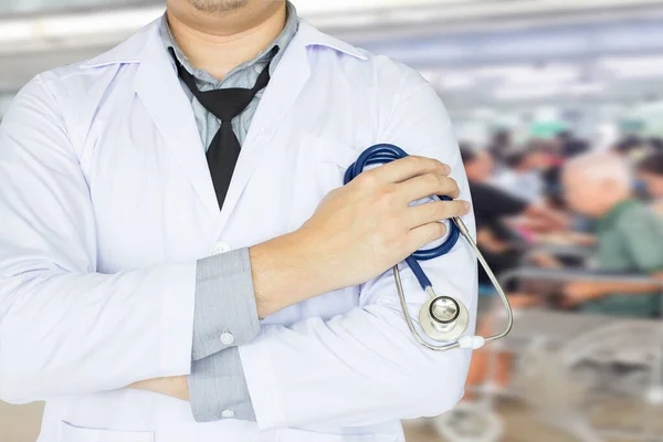 Läkare Uniform Stående Och Hålla Ett Stetoskop Arbetar Ett Sjukhus — Stockfoto