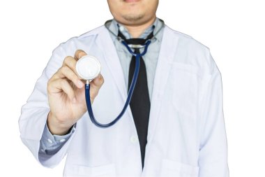 Üniformalı doktor ayakta ve elinde steteskop tutuyor. Whitel 'de çalışıyor. Sağlık hizmeti alıyor.