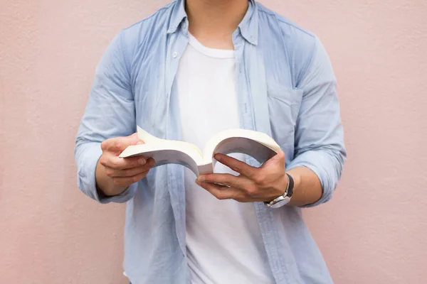 Retrato Bonito Homem Segurando Livro Homem Dentro Universidade Lendo Livro — Fotografia de Stock