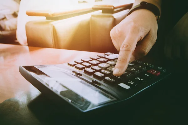 Close Man Hand Using Calculator Calculando Bonificación Otra Compensación Los — Foto de Stock