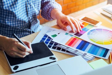 Tasarımcı grafik yaratıcılığı, Fare kalemi, ofiste çalışan dizüstü bilgisayar günbatımı arka planı, seçici odaklanma.