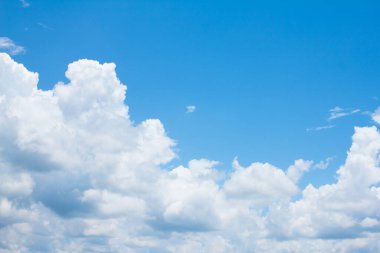 Bulutlar ve mavi gökyüzü soyut arkaplan.