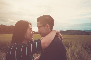 Asyalı, romantik çift ya da homoseksüel LGBTQ kadın aşkı pirinç tarlasında gün batımlı, Sevgililer Günü aşk kavramı