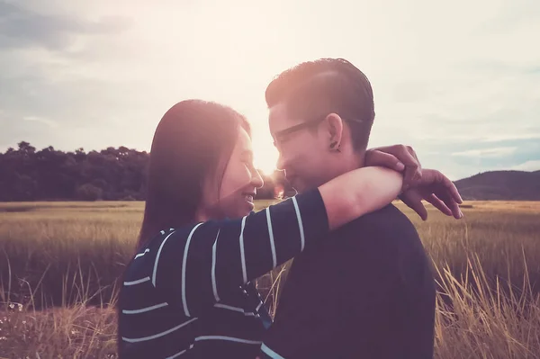 Asiático Casal Romântico Homossexualidade Abraço Amor Feminino Campo Arroz Com — Fotografia de Stock