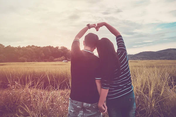 Asiatica Coppia Romantica Omosessualità Lgbtq Abbraccio Amore Femminile Sul Campo — Foto Stock