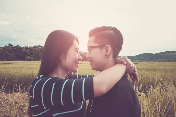 Ασιατικό Ρομαντικό Ζευγάρι Ομοφυλοφιλία Lgbtq Γυναικεία Αγάπη Αγκαλιά Στο Χωράφι — Φωτογραφία Αρχείου