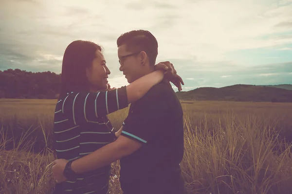 Asiático Casal Romântico Homossexualidade Lgbtq Abraço Amor Feminino Campo Arroz — Fotografia de Stock