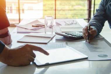 Ekonominin yukarı ve aşağı grafiğini tartışmak ve tablet üzerinde çalışmak için iş adamları takım çalışma noktası.