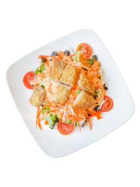 Tabakta kızarmış balık, salata ve sebzeler, izole edilmiş beyaz arka plan.