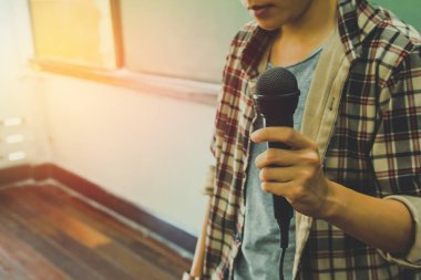 Öğrenciler eğitim ve öğrenimleri hakkında konuşmak ve İnternet üzerinden internet üzerinden medya projeleri sunmak için beklemede..