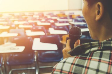 Öğrenciler eğitim ve öğrenimleri hakkında konuşmak ve İnternet üzerinden internet üzerinden medya projeleri sunmak için beklemede..