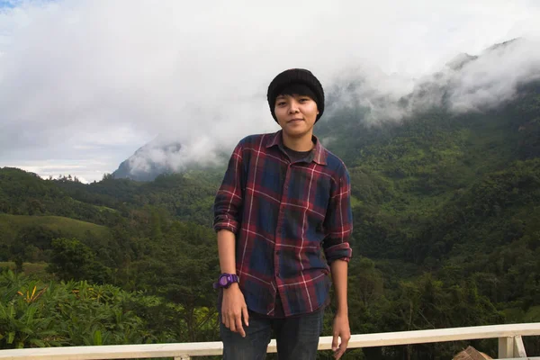 Jeune Homme Asiatique Chemise Écossaise Chapeau Noir Randonnée Sommet Montagne — Photo