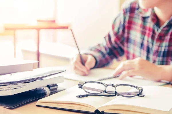 Étudiant Tenant Crayon Pour Passer Des Examens Écriture Classe Pour — Photo