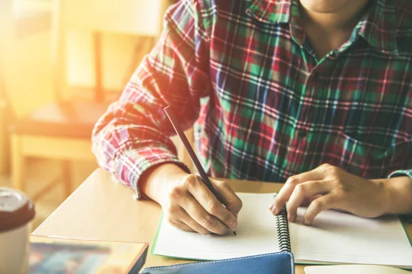Closeup School Student Držící Tužku Psaní Zkoušek Třídě Pro Vzdělávací — Stock fotografie